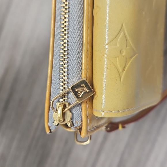 HP! LOUIS VUITTON Monogram Vernis Mott- Yellow with Blue Interior - Picture 7 of 13